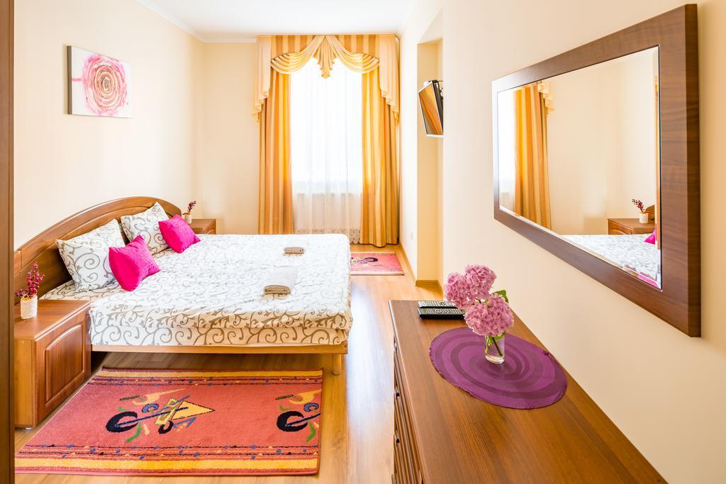Apartment On Yana Zhizhky ลวีฟ ภายนอก รูปภาพ
